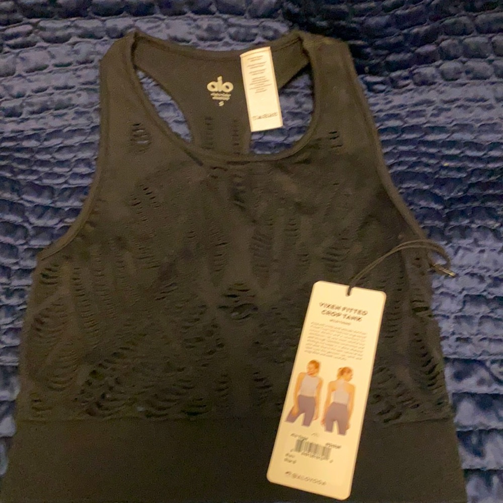 ALO yoga crop top. Vixen Fitted Crop Tank.